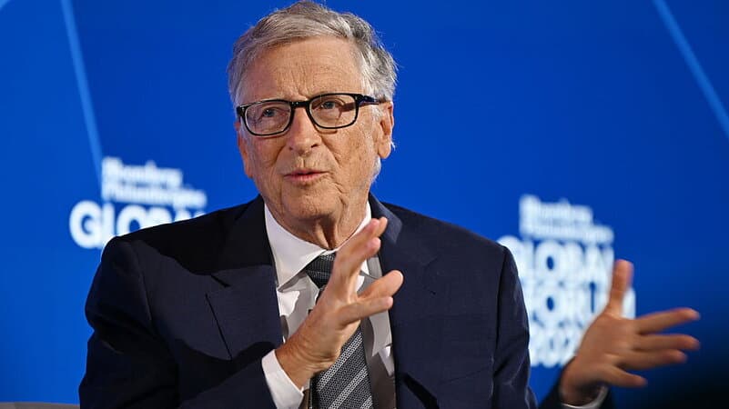 Bill Gates lancia l'allarme sull'IA: «Gli USA devono guidare con una normativa»