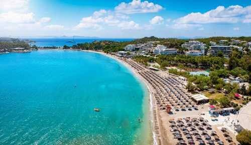 Conflitto in spiaggia ad Atene: 82enne perde la vita dopo una disputa per un lettino