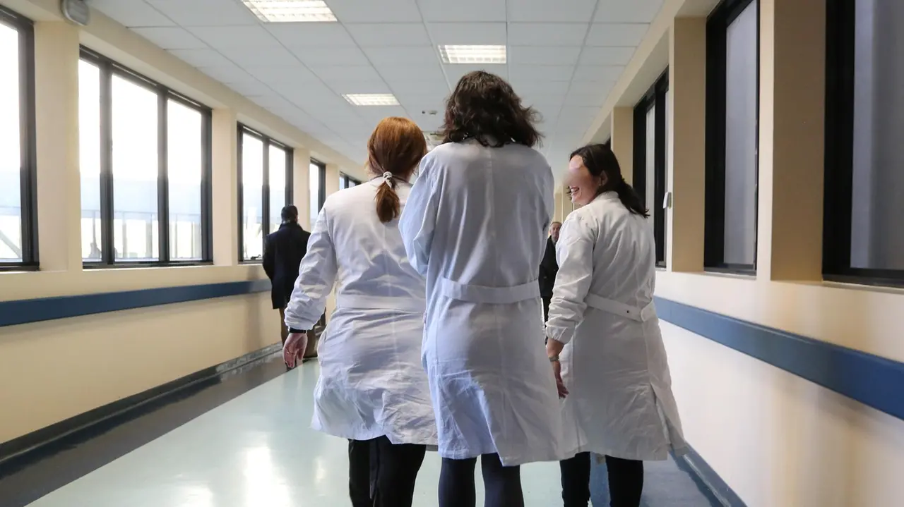 Sanità: raggiunto l'accordo per il nuovo contratto dei medici, aumenti fino a 560 euro mensili