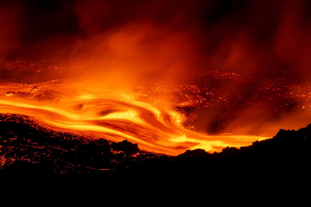 Eruzione dell'Etna: caos nei cieli siciliani, voli sospesi e disagi per i viaggiatori